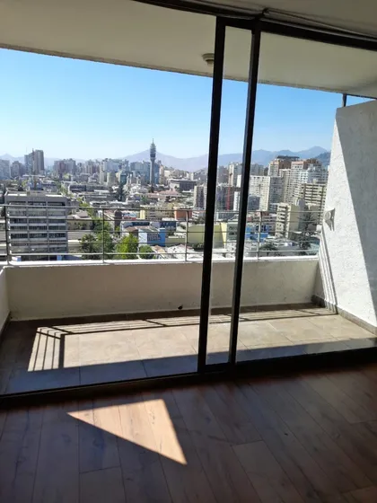 Excelente Depto. Frente Al Metro Toesca & Palacio Cousiño. 