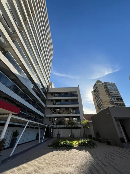 Departamento De Tres Dormitorios En Altura Con Doble Balcón Y Cochera Incluida