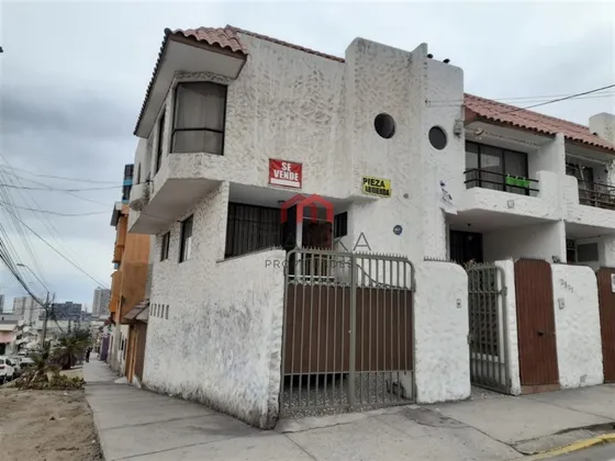Excelente Oportunidad! 5900 Uf, Se Vende Casa 3 Pisos En Sec