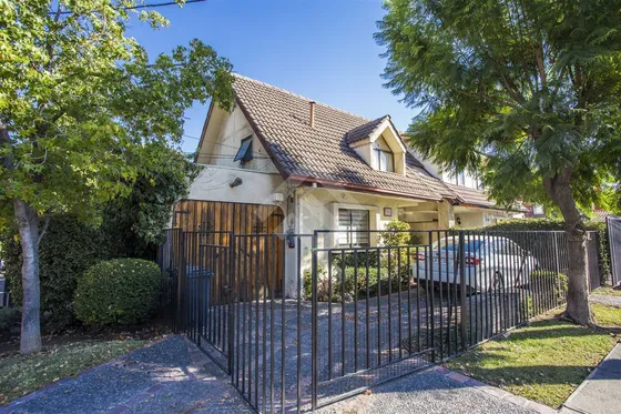 Cómoda Casa En Venta De 4 Dorm. En Peñalolén