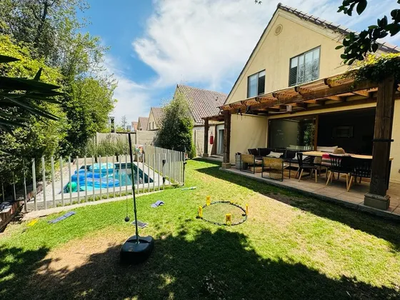 Luminosa Casa. Vida Barrio Con Plaza Y Juegos.