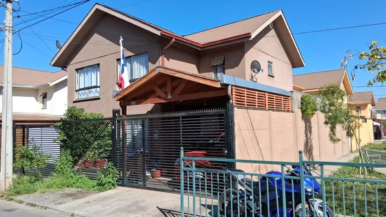 Hermosa Casa 2 Pisos, Ampliada, En Barrio Residencial.