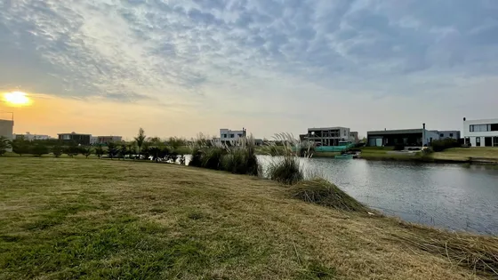 Lote A La Laguna En Venta En Naudir - 30 Mts De Costa 