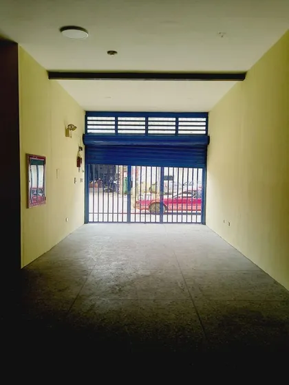 Local Comercial En Alquiler De 156 Mt2: Pb 76 Mts2 Y Mezzanina 80 Mts2, 2 Baños. Ubicado En La Candelaria Calle Plaza Entre Carabobo Y Montes De Oca. Lm