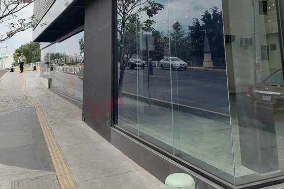 Local En Edificio Moderno En Planta Baja Con Gran Exposicion Para Tu Negocio