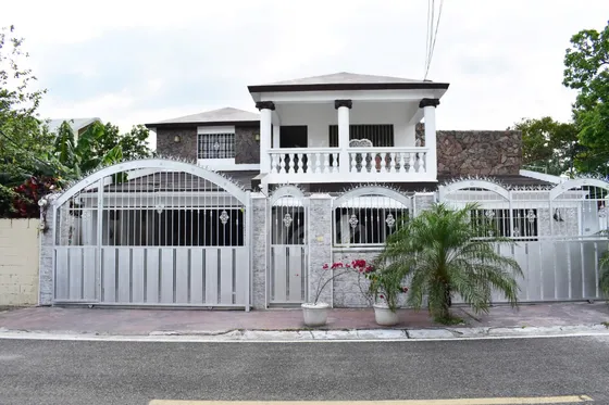 Casa De 2 Niveles En Venta, Ubicada En El Paraíso, Santiago (hfc-234)