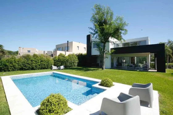 Casa En Fincas De Hudson De 4 Dormitorios En Venta