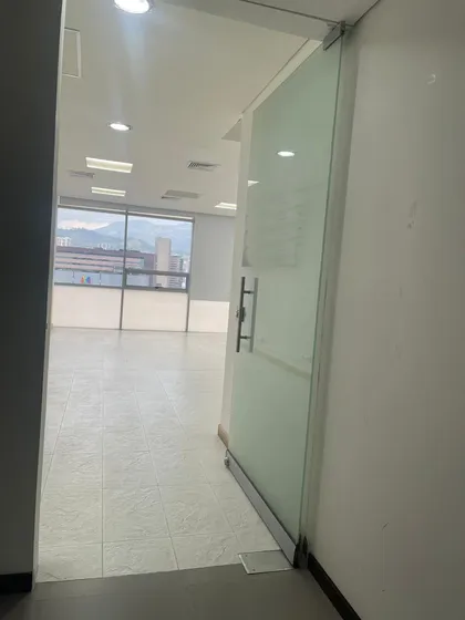 Vende Oficina  Piso Alto Linda Vista Cerca Mayorca-envigado