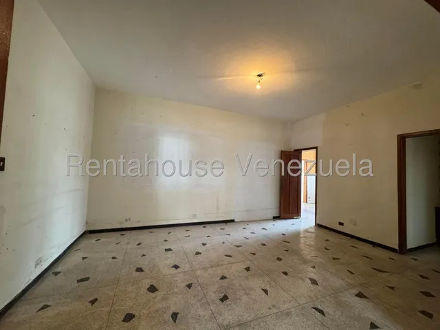  Alquilo  Estupenda  Casa Comercial, Ideal Para Establecer Tu Showroom, Oficina O Consultorio Médico ... Altamira  !!!  Está   Dividida En 2 Ambientes Con Entradas Independientes ...!!!