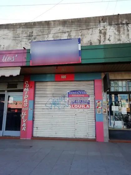 Local Sobre Avenida  Cruce Castelar , Moreno.-