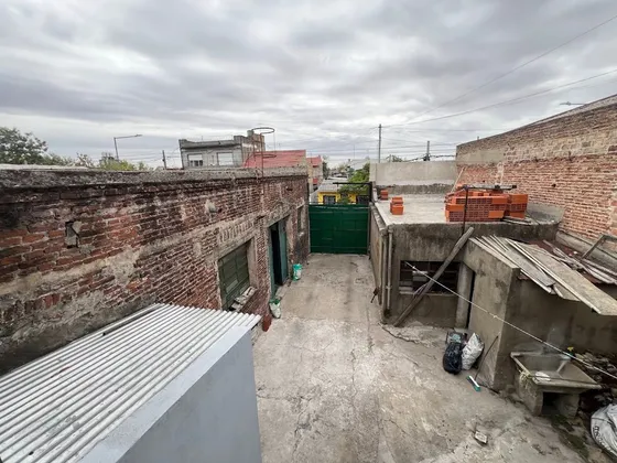 Galpón Con Dos Dptos Mas Local Al Frente