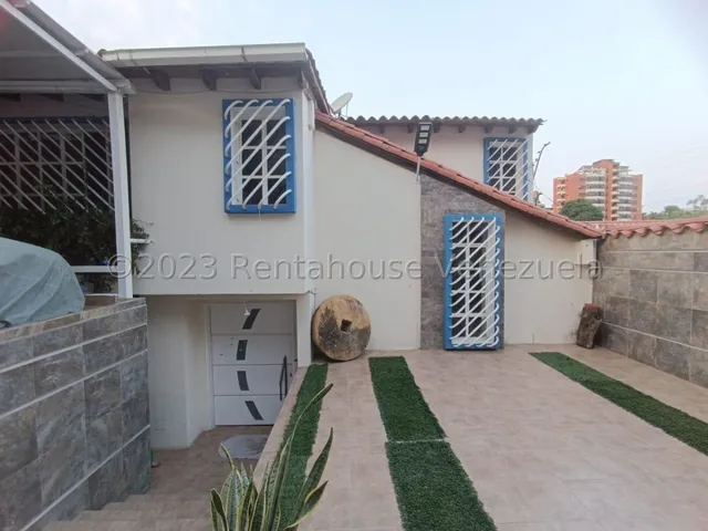 Venta Fabulosa Casa-quinta De Tres Niveles Totalmente Remodelada Ubicada En Urb El Pedregal  Barquisimeto \ Profesional Inmobiliario Mehilyn Perez /
