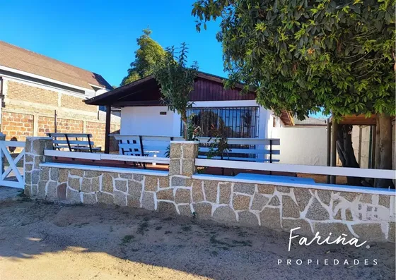 Casa En Venta De 5 Dorm. En Algarrobo