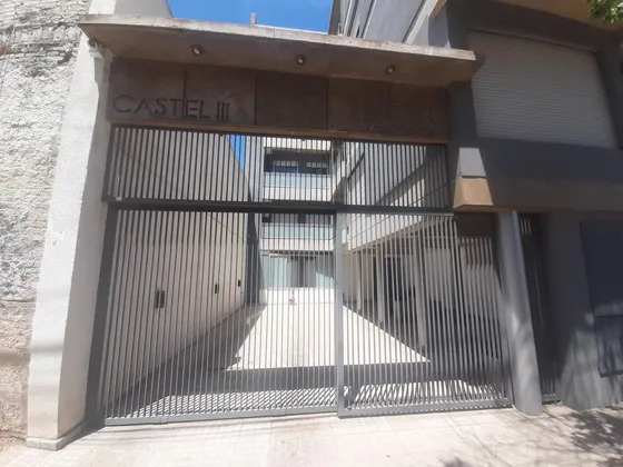 Venta De Cochera En Crespo Al 1200