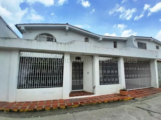 Estupenda Casa Quinta En Venta, Amoblada, Urb. Guaracarima, La Victoria, 25-12307 Mv