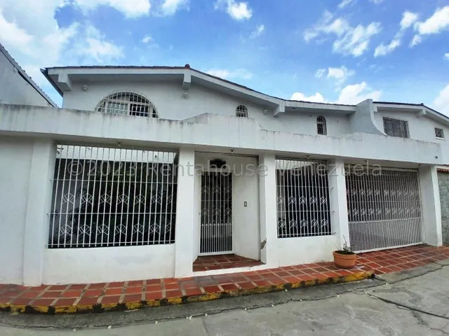 Estupenda Casa Quinta En Venta, Amoblada, Urb. Guaracarima, La Victoria, 25-12307 Mv