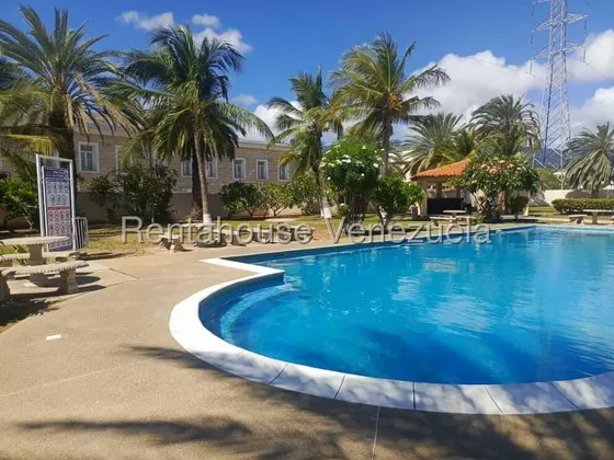 Casa De Oportunidad Única: Conjunto Cerrado Con Vigilancia, Áreas Sociales, Piscina. Ubicada En Plena Av. Terranova Y Detrás Del Centro C. Terranova, En Frente De Super. Rio, Nova