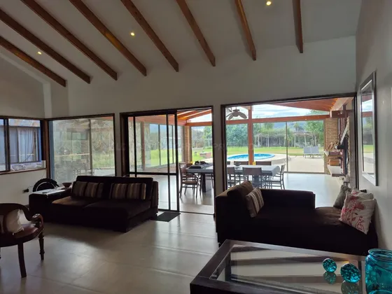 Exclusiva Parcela Con 3 Casas, Piscina Y Áreas Verdes