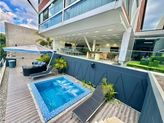 Se Vende Casa 1100m² 5h/ 7b/ 10e Las Marías