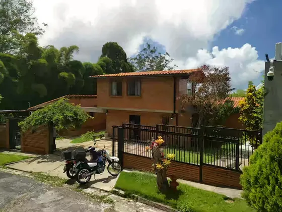 Casa En Alquiler - Urbanización Los Guayabitos, Baruta.