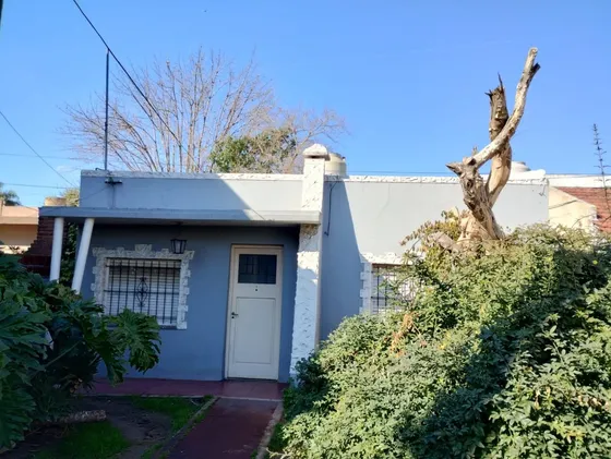 Casa A Refaccionar En Cercanías Del Centro De Ituzaingó. Ideal Para Emprendimiento De Dúplex Y/o Monoambientes . Lote Largo (48 M. Aprox.).