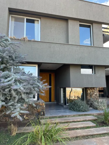 Dueño Vende Casa En Barrio La Bastilla 