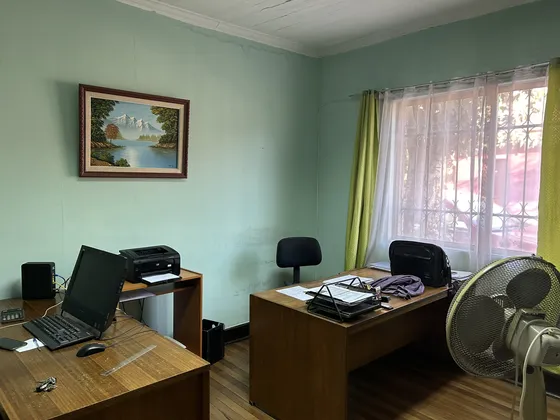 Casa Ubicada En Barrio Mixto Ideal Comercio