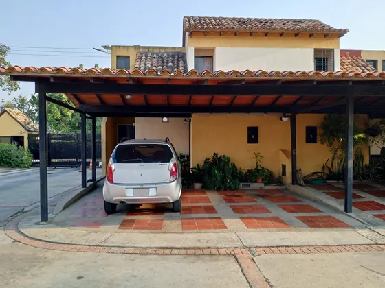En Venta Townhouse En Res. Cumbres De Monte Alegre, Sector Tazajal, Valencia Edo. Carabobo. Minerva K