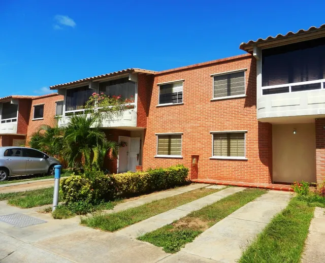 Bello Townhouse. Amplia Terraza. Pozo De Agua. El Valle.