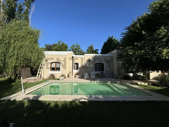 Venta Casa 4 Ambientes C/piscina En Zona Oeste.