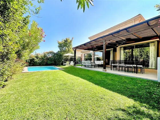 Casa En Venta De 6 Dorm. En Las Condes