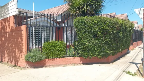 Casa En Venta De 3 Dorm. En La Cruz