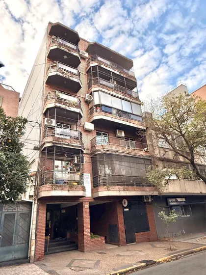 Departamento De 2 Dormitorios Con Patio, Corrientes Al 100, Barrio Norte