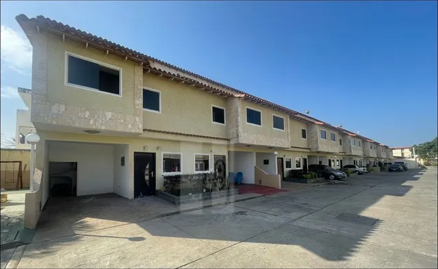 Townhouse En El C.r Villa Cereipo En Venta En Nueva Barcelona, Sector Los Castores