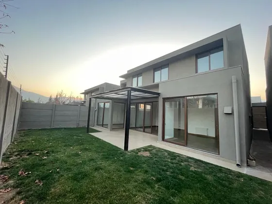 Casa En Venta De 5 Dorm. En Lo Barnechea Panoramica