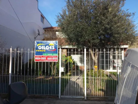Venta De Casa 3 Amb. C/depto  S/l  10x40m²  En San Justo - Buen Estado