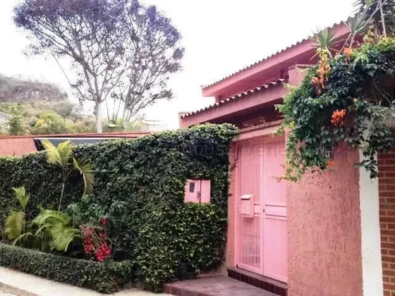 LG Vendo La Casa Mas Barata De Colinas De Tamanaco, Calle Privada, Tiene Un Anexo, Salón De Fiestas, A Remodelar Con Muchísimo Potencial 700mtrs
