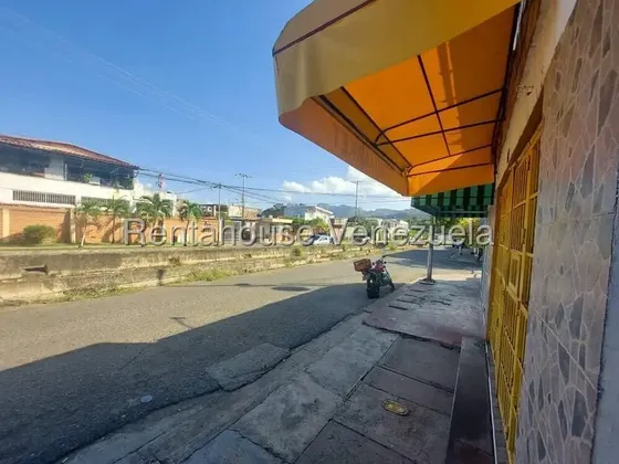 Local Comercial En Los Jarales, Bajando Por El Cc Metro Plaza 200mts. De 22 Mts, Y Cuenta Con Santa María, Luces Led, Agua De Pozo, Un Fregador, Y Un Baño Común Para Los Propietarios