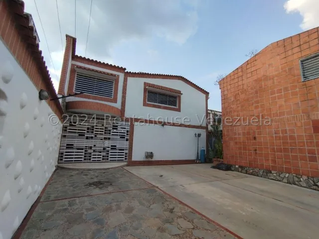 Casa En Conjunto Cerrado En Las Mejores Zonas De Valencia   25-1649