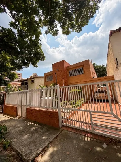 Urb. Trigaleña Baja Cerca Del Club Italo Calle Abierta