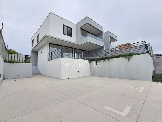 Casa En Venta De 3 Dorm. 4 Baños Más Escritorio, En Concón