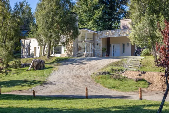 Venta - Casa Con Costa Del Lago Nahuel Huapi, Con Departamento Independiente En Barrio Cerrado Valle Escondido, Bariloche