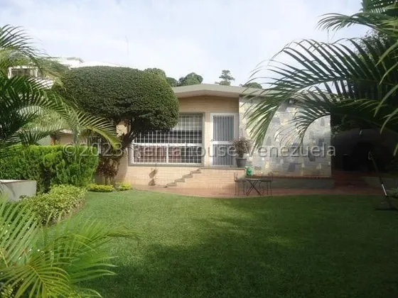 Vendo Bella  Y Moderna  Casa  Prados Del Este !!! Remodelada Hace 14 Años Y Con Cómodo Y  Cálido Anexo , Linda Vista, Estudio, 2 Family, Lindo Jardín, Calle Cerrada Con Vigilancia.  Hazla Tuya....