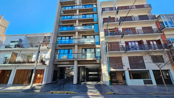 En Alquiler. Departamento En Semipiso De 3 Ambientes Con Cochera. A Estrenar. Zona Güemes.