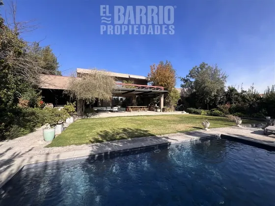 Casa En Venta De 4 Dorm. En Hacienda Chicureo