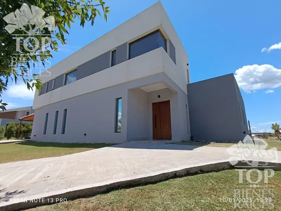 Casa Moderna En Golf Del Canton
