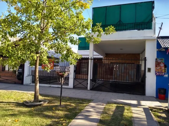 Ventacasa Espectacular En Mariano Acosta, Excelente Zona Comercial