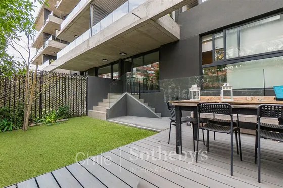 Departamento En Venta De 3 Dormitorios Y Jardín, En Vitacura