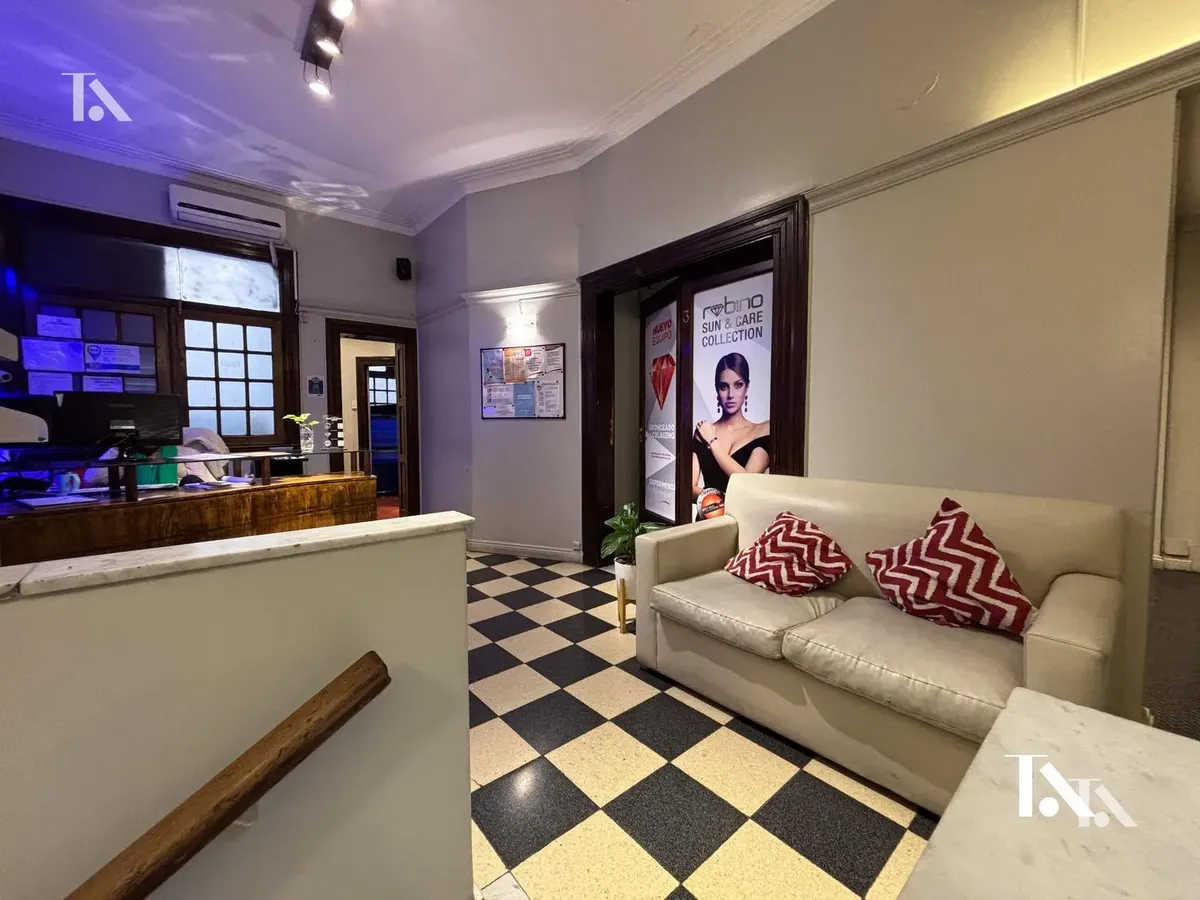 For Sale: Central Commercial Premises on Av. España, Mendoza – 380 m²