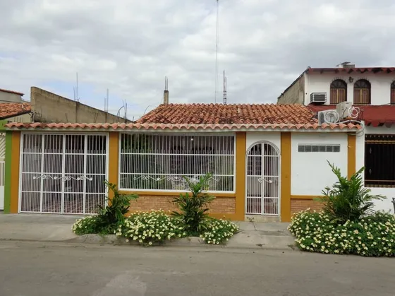 En Alquiler Casa Ubicada En Urbanización El Remanso, Santa Cruz De Aragua / Emer.
